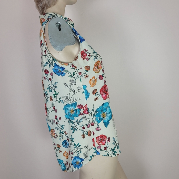 Express the portofino shirt watercolor floral sleeveless button down - Picture 3 of 9